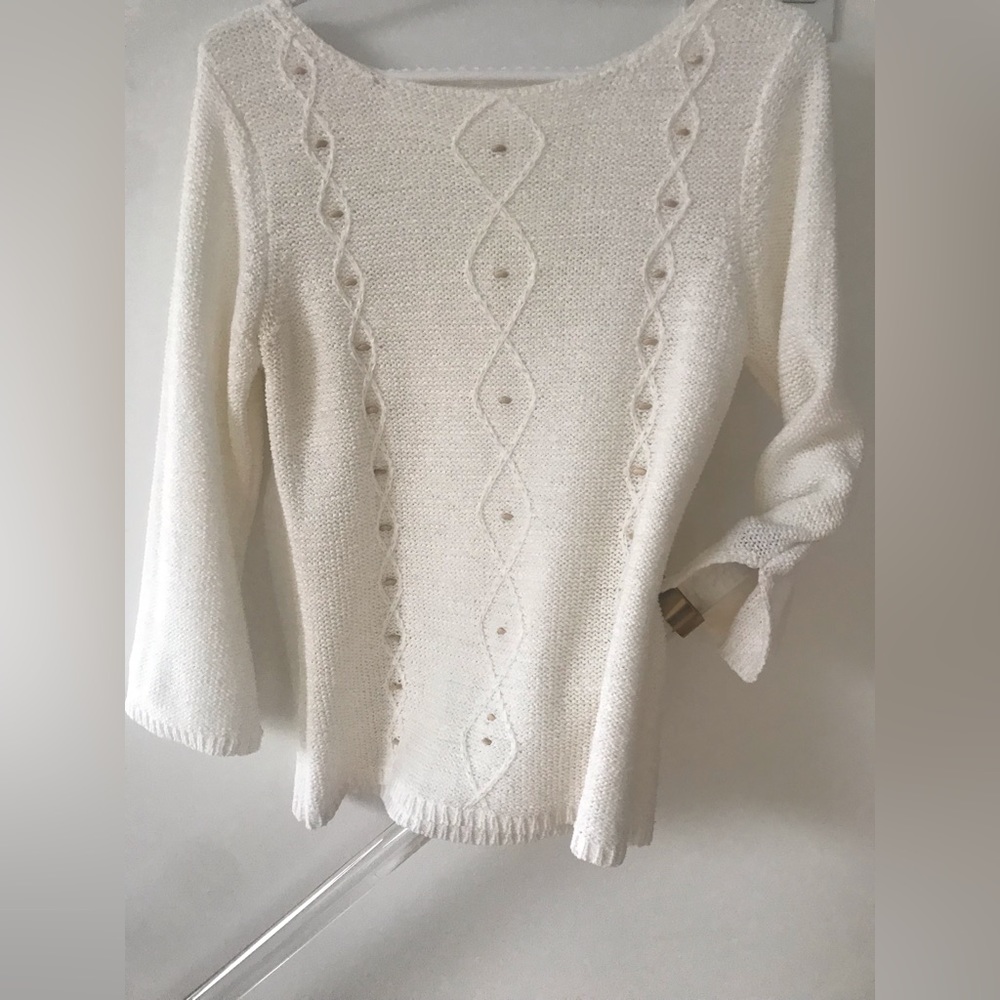 Hand knitted top in white• size: Small - Medium
